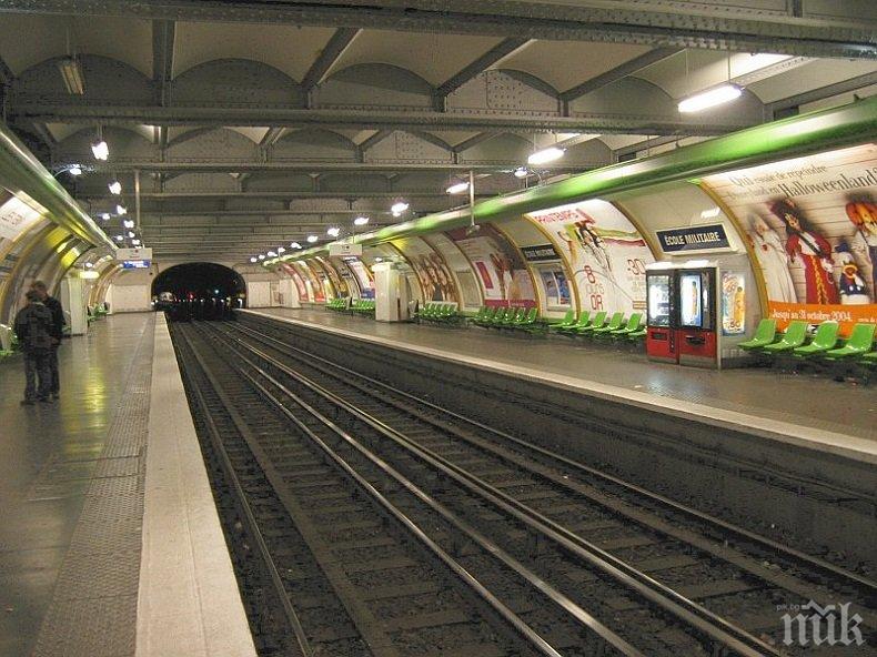 Атака с киселина в метрото в Париж, мъж бере душа