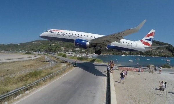 На косъм: Самолет замалко да блъсне туристи, правещи си селфи на гръцки остров ВИДЕО