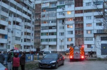 Огнена стихия! Евакуираха блок заради пожар