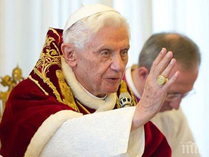 Папа Бенедикт XVI става на 90 години