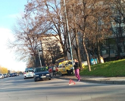 Дойде някъде от Хасковско в Пловдив и заби такси в дърво (СНИМКИ)