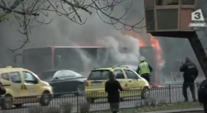 Вижте целия ужас с горящия автобус ВИДЕО