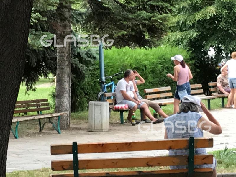 Наквасени до козирката втрещиха майки и деца в парк в Смирненски! Дойде полиция!