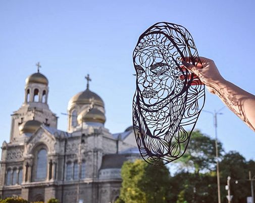 Варна: 28-годишна жена от града използва японско изкуство на 1400 години, за да създава картини от хартия