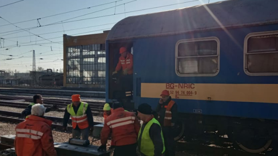 Започна повдигането на локомотивите на авариралия влак в Пловдив