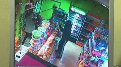 Смела магазинерка в Търнава изгони с пръчка крадец, не се уплашила от изстрелите (ВИДЕО)