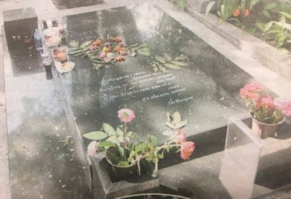 Почетоха боса на ВИС-2 с уиски и череши за Задушница, само изкуствени цветя за Тато (СНИМКИ)