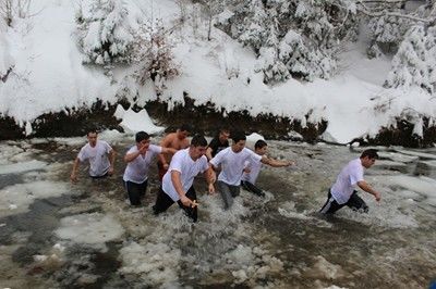 15-годишният Йордан извади кръста от замръзналите води на Стара река в Батак