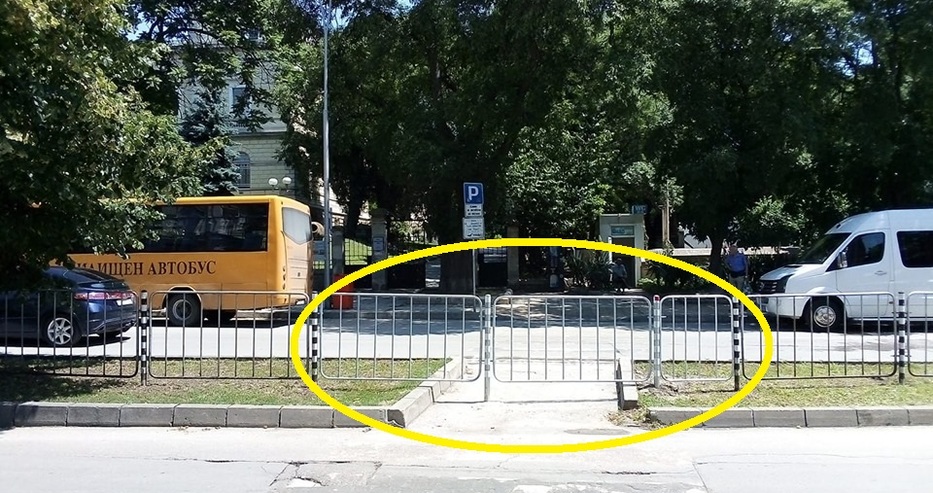 Тежък спор! Във Варна затвориха пешеходна пътека към входа на Археологическия музей, едни са „за“, други – твърдо „против“ (снимка)