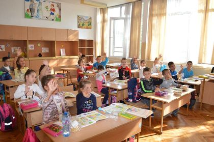 Всеки първолак получи „родолюбива тетрадка“  от „Асарел-Медет“ АД