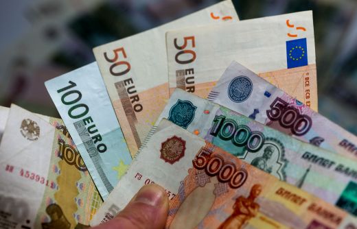 Руските банки започнаха да се запасяват с китайски юани