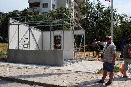 Вдигат дюнерджийница върху парцел за храм
