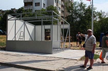 Вдигат дюнерджийница върху парцел за храм