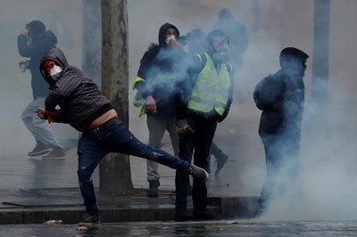 Протестите във Франция взеха осма жертва!