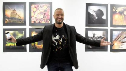 Най-известният българин в Инстаграм подреди първата изложба със снимки от социалната мрежа (СНИМКИ)