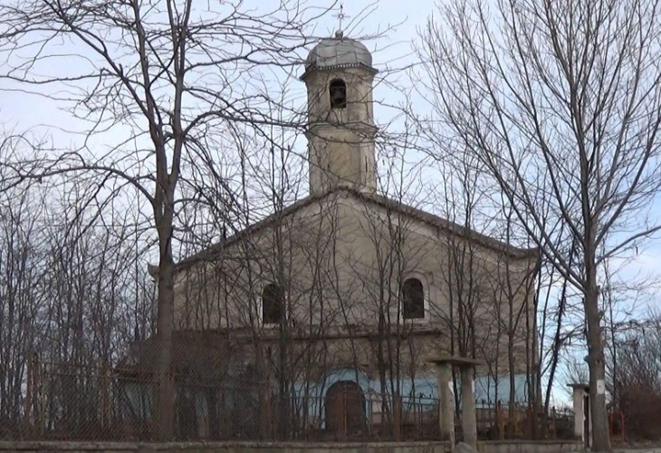 Вековна църква в Пловдивско се руши, местните искат да чуят звъна на камбаната (СНИМКИ)