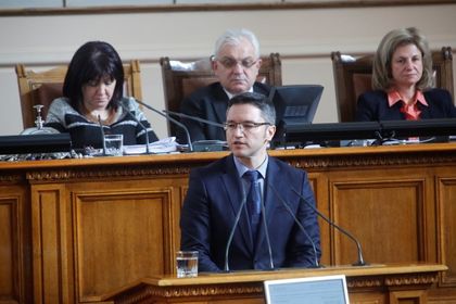 Кристиан Вигенин за самолетите: Няма да подпишем празен чек, таванът за България е 1.8 млрд. лв.