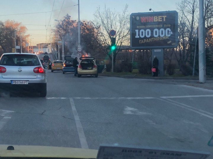 Такси се запали в Кичука, шофьори спират да гасят пламъците (СНИМКИ)