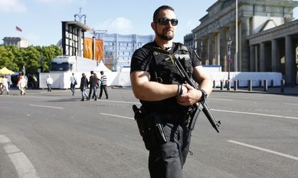 37 пострадали при пожар в бежански лагер в Германия