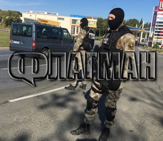 Извънредно! Мега акция за дрога в Бургас на полицията и ГДБОП! Тарашат коли, има 12 арестувани (СНИМКИ)