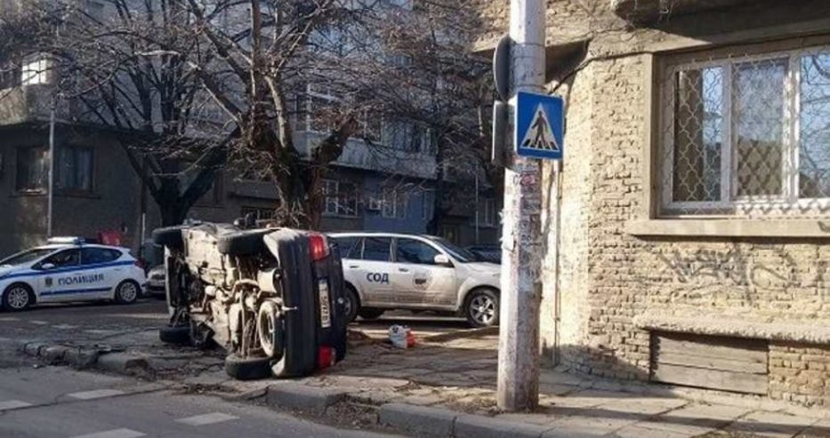 Снимка от зрелищната катастрофа в центъра на Варна