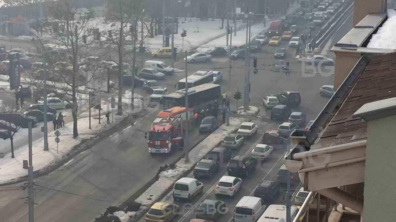 ВИДЕО и СНИМКИ 18+: Автобус премаза пресичащ на червено мъж в Пловдив
