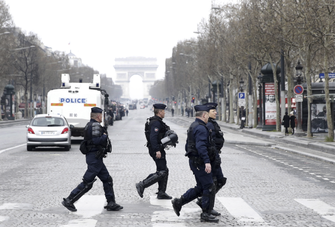 Арести на демонстранти в Париж, опитали се да стигнат до 