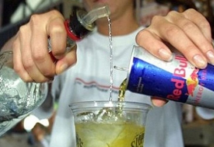 Учени разкриха защо не трябва да смесвате алкохол с енергийни напитки