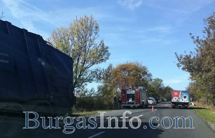 Трагедия на пътя! Камион прегази младеж, изхвръкнал от колата си след катастрофа в дърво (СНИМКИ)