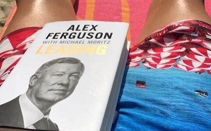 Звезда на Челси се пече в Дубай с книга на Сър Алекс