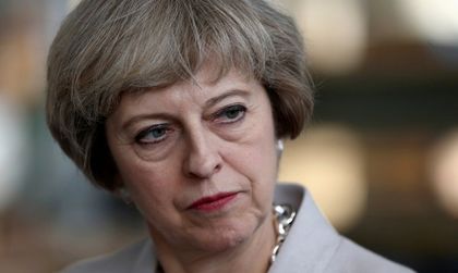 Тереза Мей бодро води към Brexit-а, прескача парламента