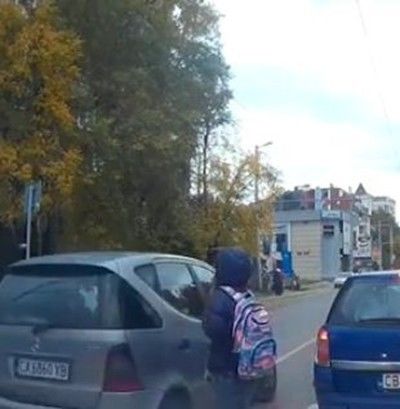 Турски гражданин е шофьорът, който за малко не помете дете на „зебра” (Видео)
