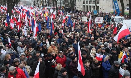 Хиляди защитиха демокрацията по улиците на Варшава