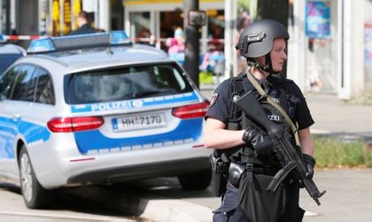 Въоръжен с нож нападна хора в супермаркет в Хамбург