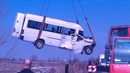 Това е микробусът, в който намериха млад мъж мъртъв тази сутрин край Пловдив (СНИМКИ)