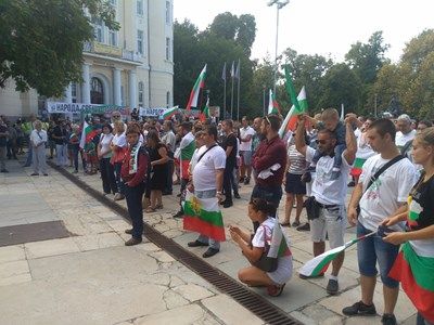 500 излязоха на площада в Пловдив, поискаха смяна на системата