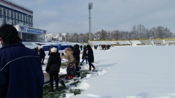 В Монтана продължават борбата със снега, утре чистенето продължава (снимка)