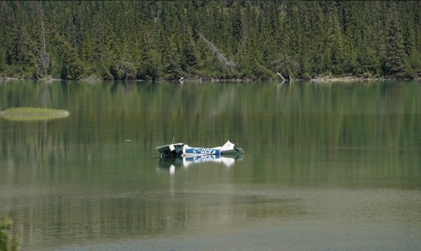 Канадски самолет се разби в река Атабаска