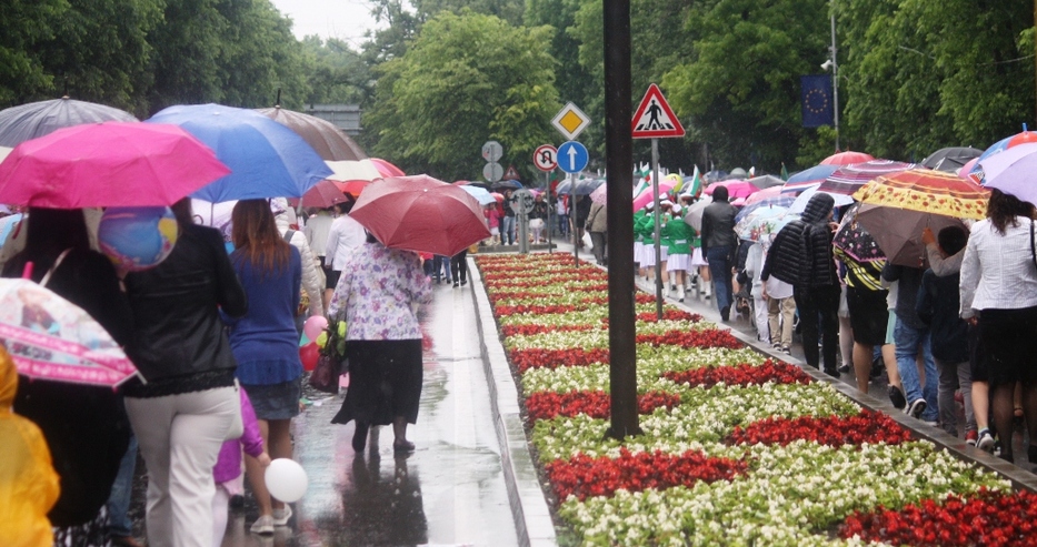 24 май в дъжда: Радост и ентусиазъм в Деня на буквите във Варна въпреки капризите на времето (снимки)