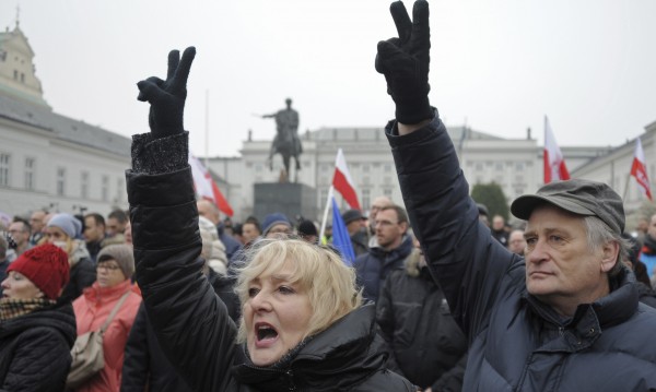 Полша скандира: Срам, свобода!