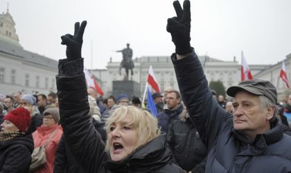 Полша скандира: Срам, свобода!