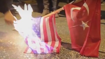 В Атина изгориха знамената на Турция и САЩ
