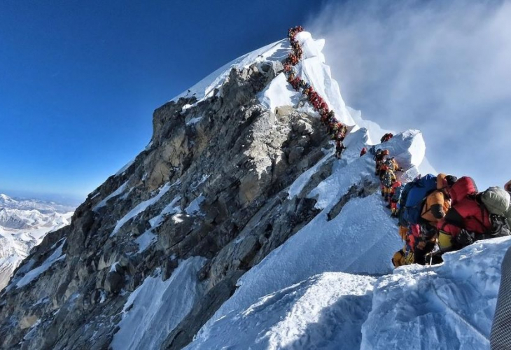 В тълпа от алпинисти на Еверест най-малко двама загинаха (СНИМКА)