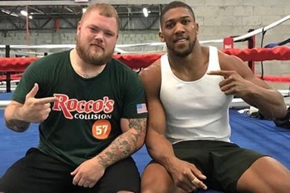 Matchroom Boxing предложи договор на боксьора, който нокаутира Джошуа по време на лагера преди мача му с Руис
