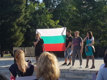 Родители се събраха на протест срещу Стратегията за детето (СНИМКИ)