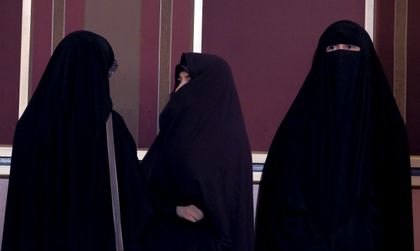 Мнозинството от швейцарците искат забрана на бурките
