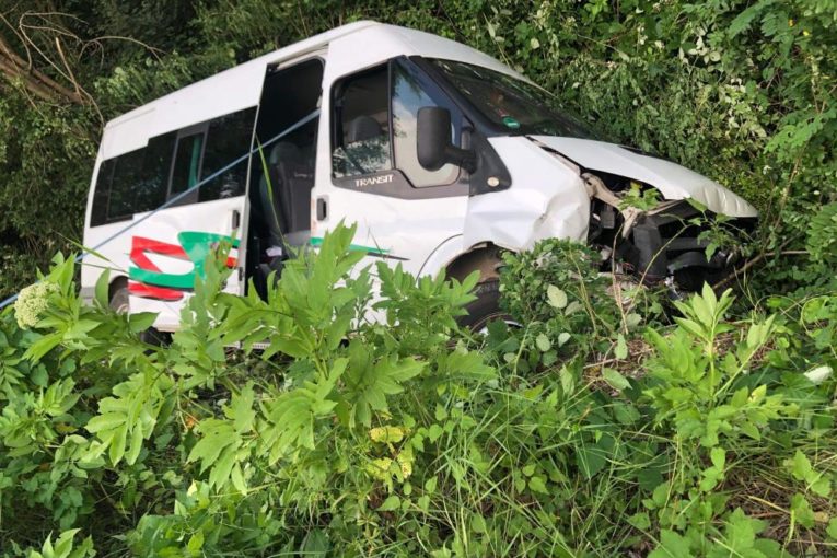 Двама остават в болница след катастрофата между бус и кола в Ловешко