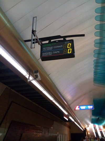 Инцидент на станция в метрото в София, спряха движението на 