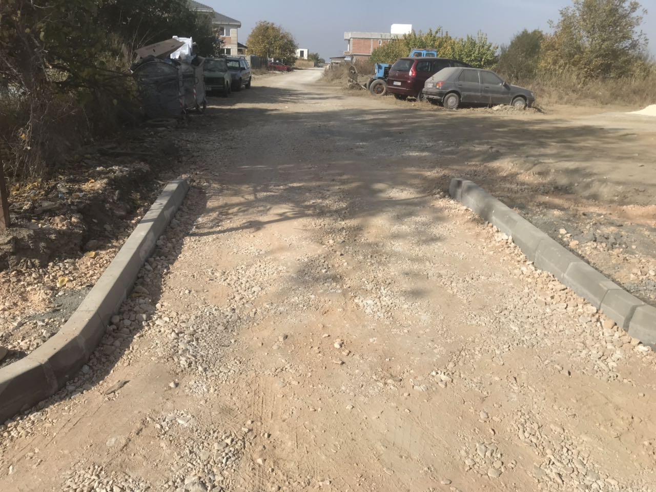 ВИДЕО и СНИМКИ: В Коматево притеснени от път с широчината на пътека!