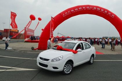 Франция плаща по 10 000 евро за преход към електромобил